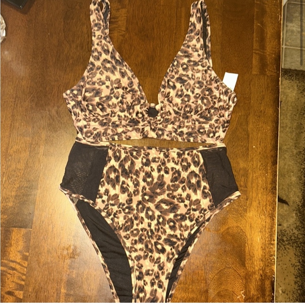 Aerie Longline Plunge Leopard Ring
Bikini Top & Bikini High Cut Cheeky S…
